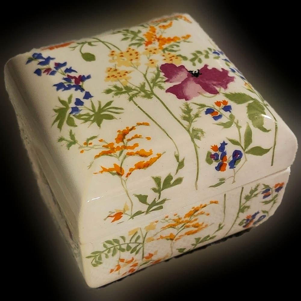 Elizabeth Arden Floral Ceramic Jewelry Box in White with Multicolor Flowers